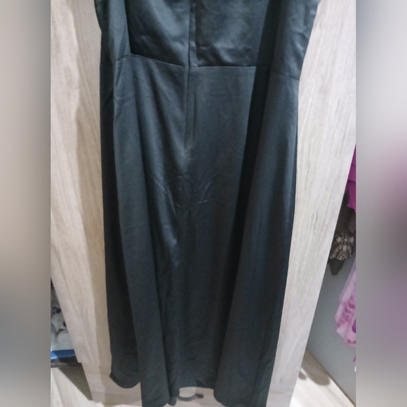 Elegant Black Sleeveless Dress - Picture 8 of 9